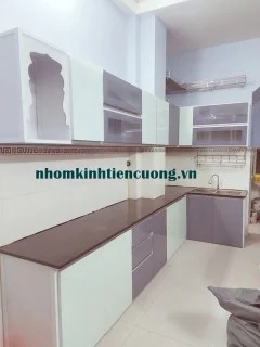 tu-bep-nhom-kinh-gia-bao-nhieu.jpg