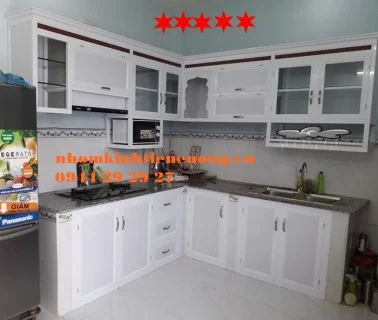 tu-bep-nhom-kinh-mau-trang