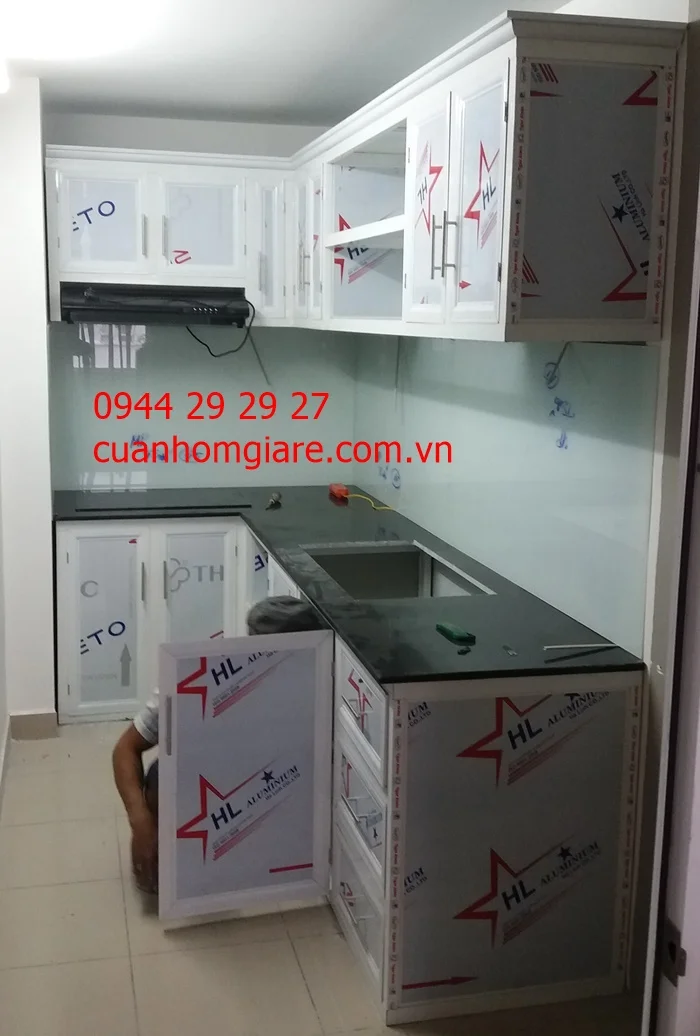 lap-dat-tu-bep-nhom-kinh-3.jpg