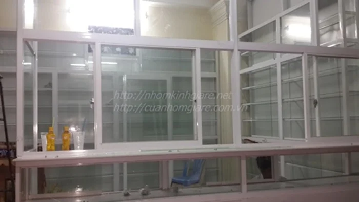 Tủ kính thuốc tây 1