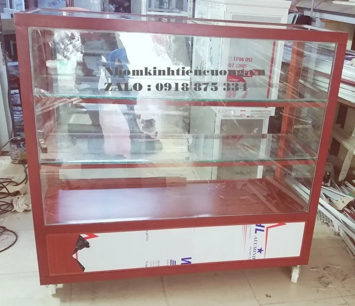 Mẫu tủ kính bán hàng mỹ phẩm 3