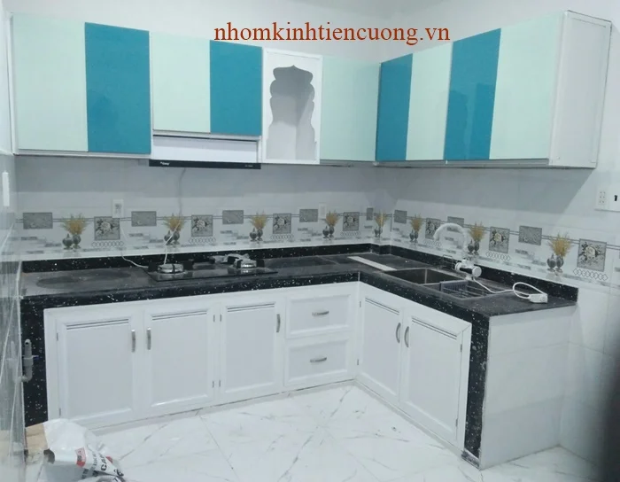 Tủ bếp bằng nhôm kính 1