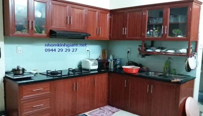 Báo giá tủ bếp nhôm kính vân gỗ 3