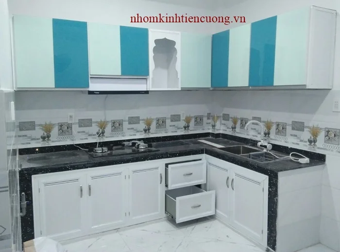 Có nên dùng tủ bếp nhôm kính 1