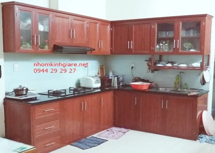 Tủ bếp khung nhôm kính vân gỗ 2