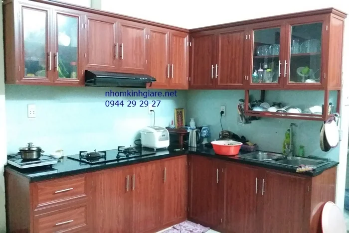 Tủ bếp nhôm kính vân gỗ tại tphcm 1