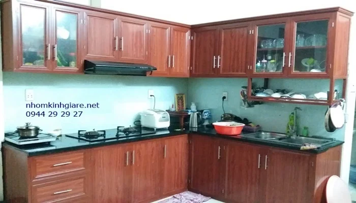 Tủ bếp nhôm kính giả gỗ 1