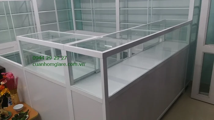 Tủ kính nhà thuốc tây 1