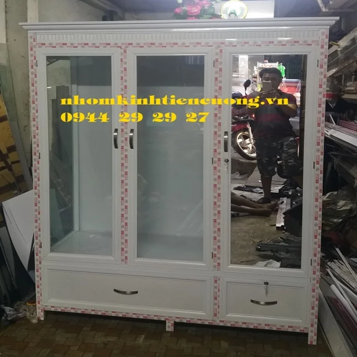 tu-nhom-kinh-dung-quan-ao-gia-bao-nhieu 3