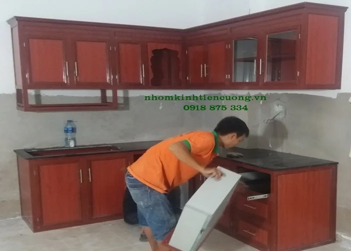 Tủ bếp nhôm kính giả gỗ 2