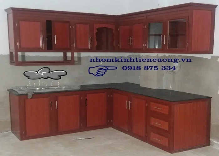 Tủ bếp nhôm kính màu gỗ 1