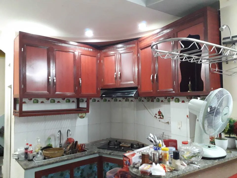 Làm tủ bếp nhôm kính vân gỗ 4