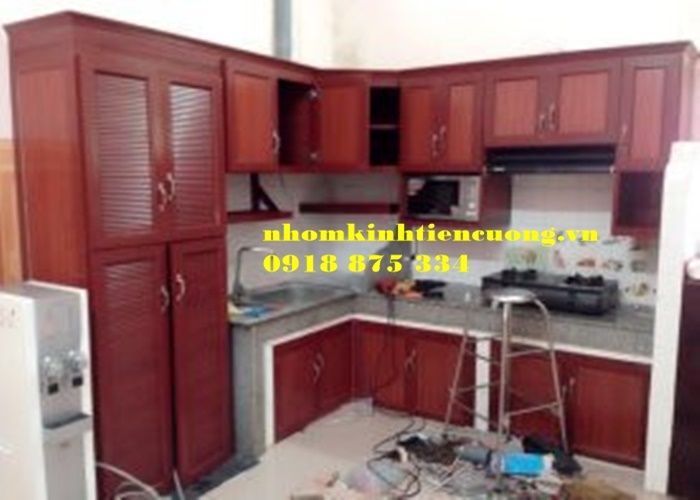Tủ bếp nhôm kính màu gỗ 2