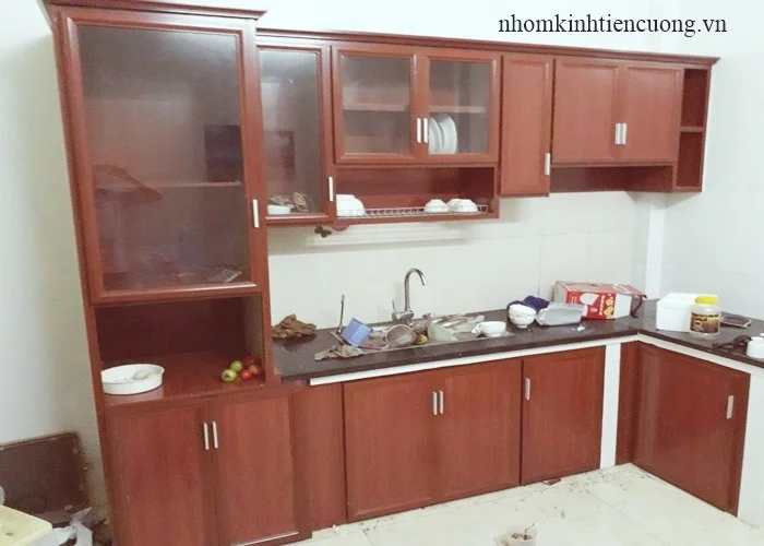 Mẫu tủ bếp nhôm kính vân gỗ 1