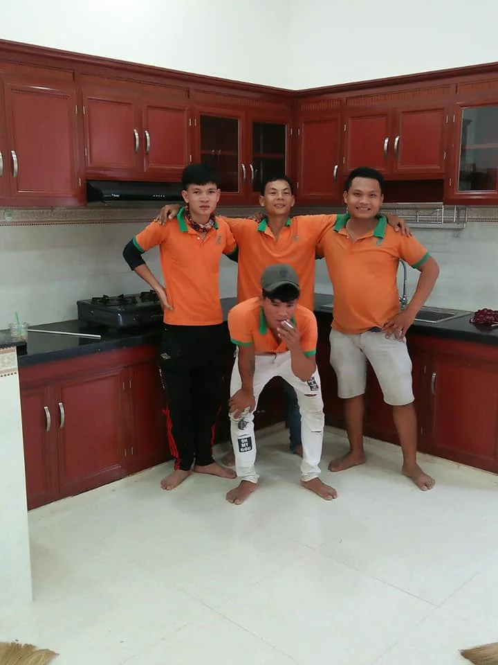 Tủ bếp nhôm kính vân gỗ giá rẻ 3