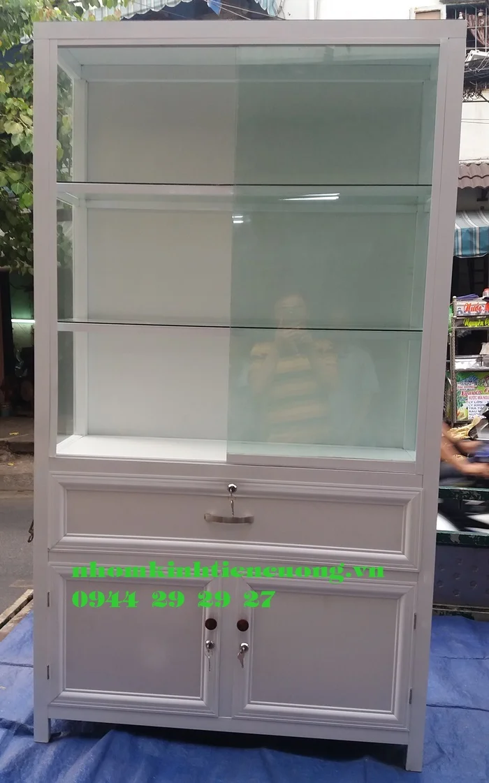 Tủ kính trưng bày 8