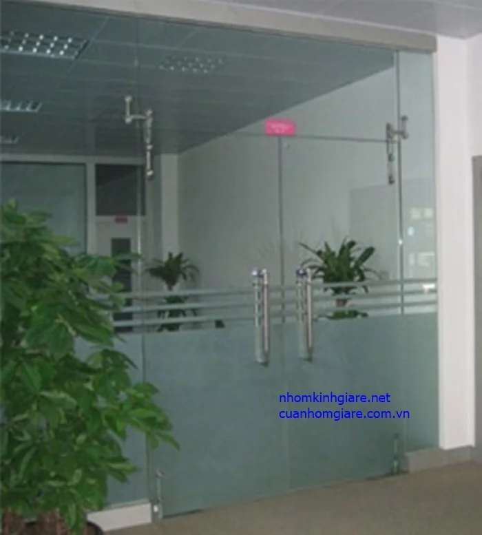 Mẫu cửa kính cường lực đẹp 2