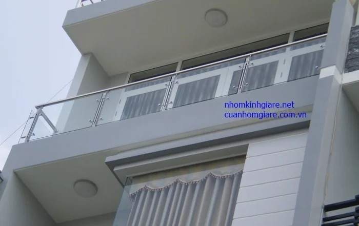 Lan can kính cường lực 1