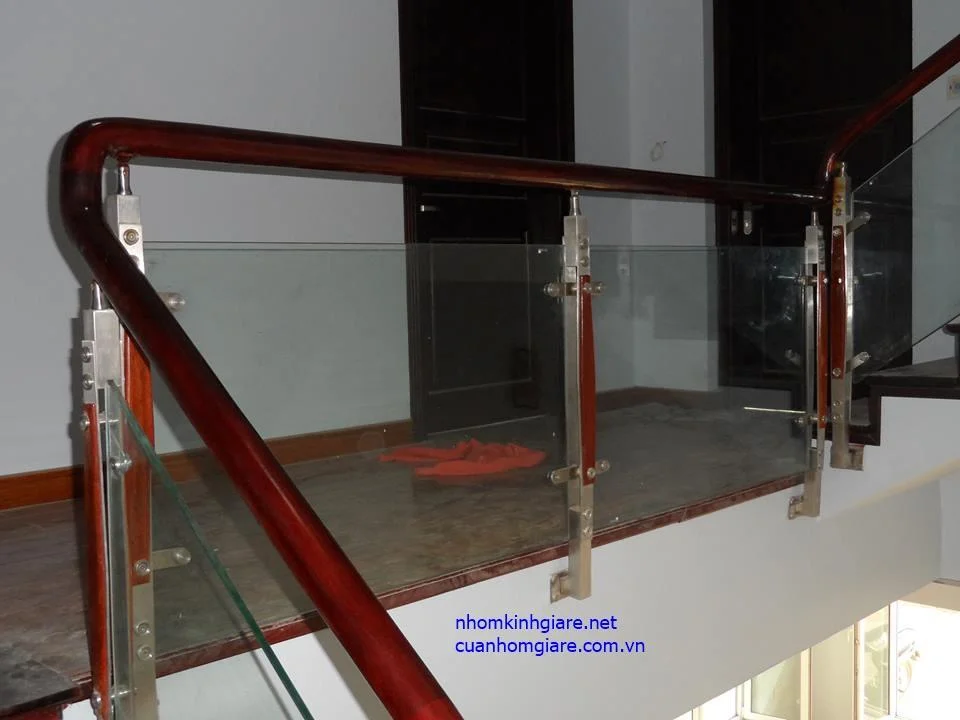Lan can kính cường lực 4