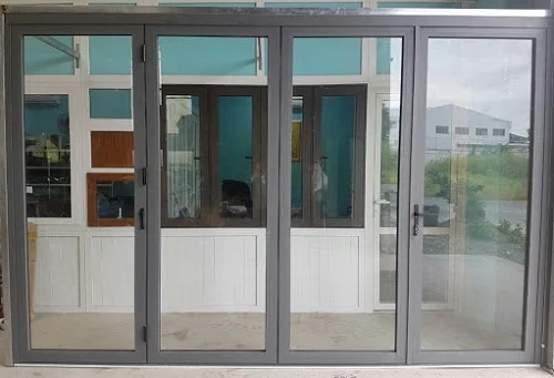 Cửa nhôm kính cường lực 2