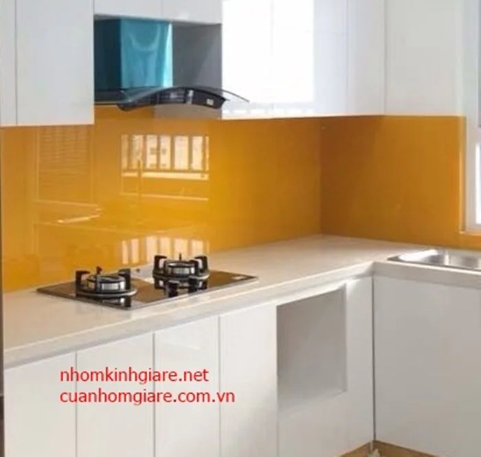 kính ốp bếp màu kem sữa